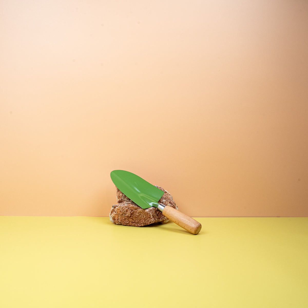 Schaufel Borci Moosgrün, naturbelassener Griff