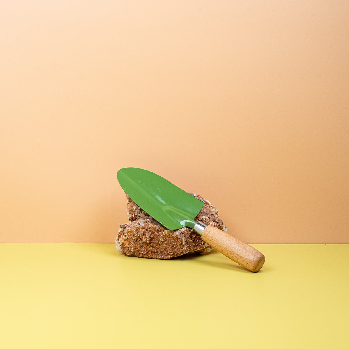 Schaufel Borci Moosgrün, Stahl mit Holzgriff – potflourri