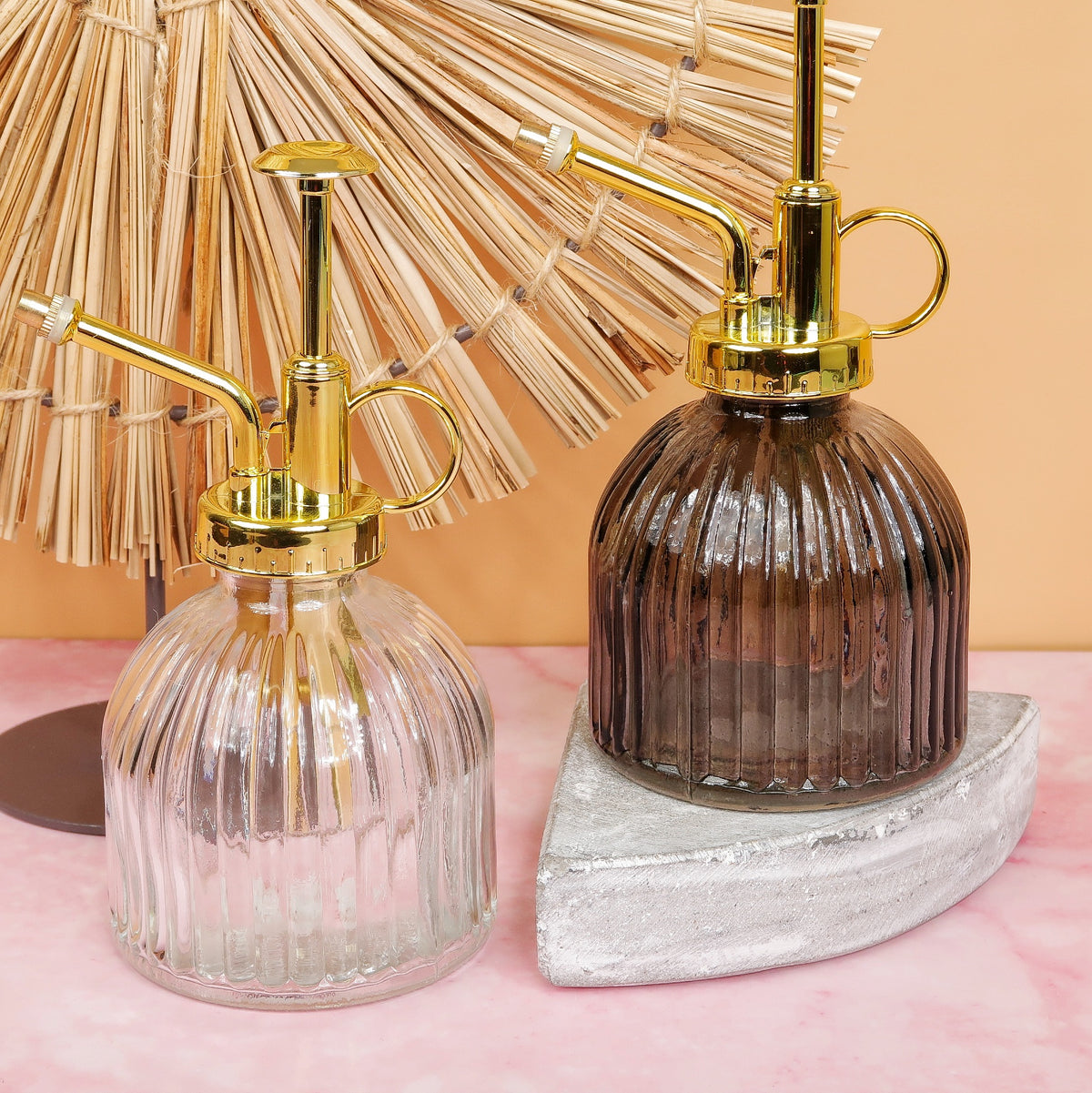 Pflanzen Sprühflasche - Elegante Sprühflasche für Pflanzen mit goldener Düse neben Zimmerpflanzen