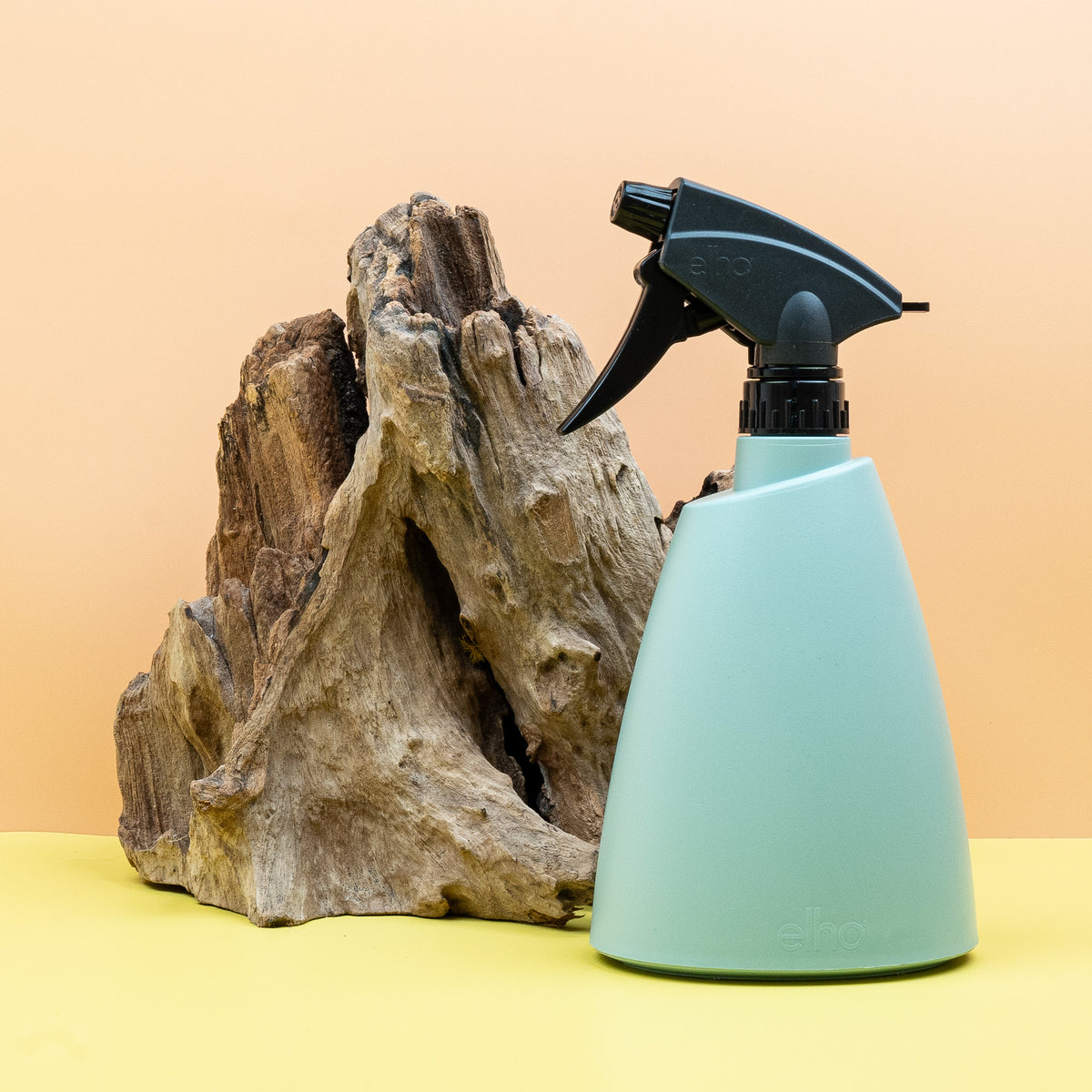 Sprühflasche Pflanzen - Minimalistische Sprühflaschen für Pflanzen in schlichtem Design auf einem Regal