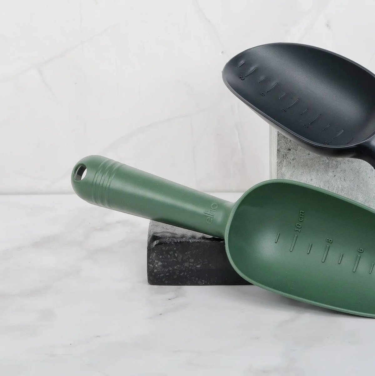 Schwarze Pflanzschaufel Elho Green Basic für Substrate