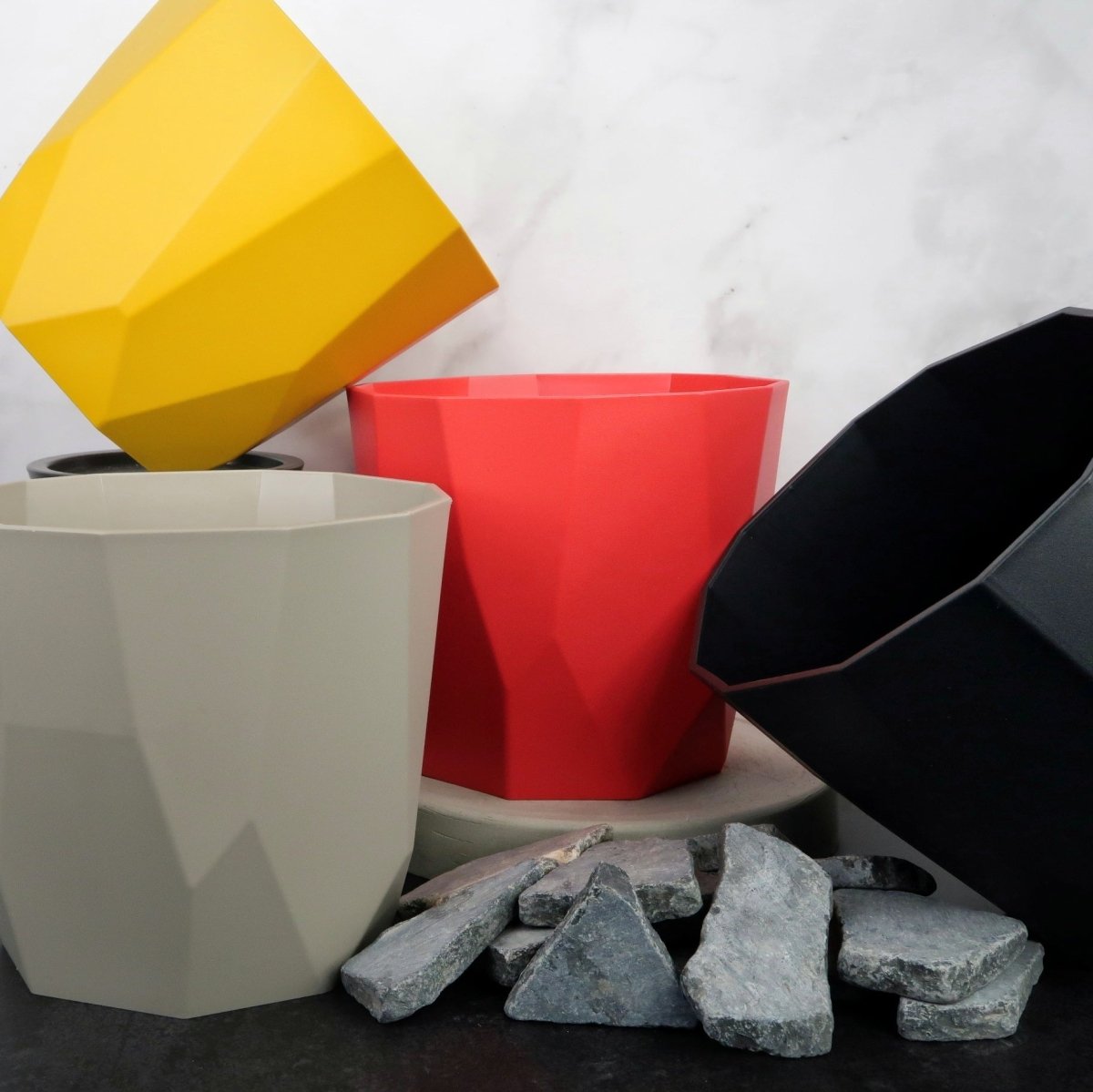 Elho b.for rock – geometrischer Übertopf in Grau