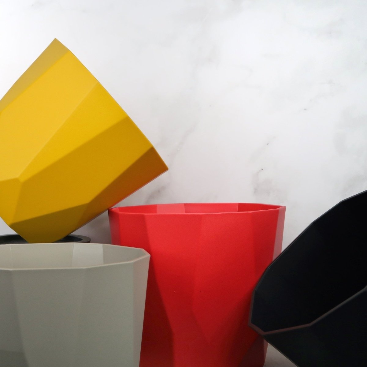Elho b.for rock – geometrischer Übertopf in Rot