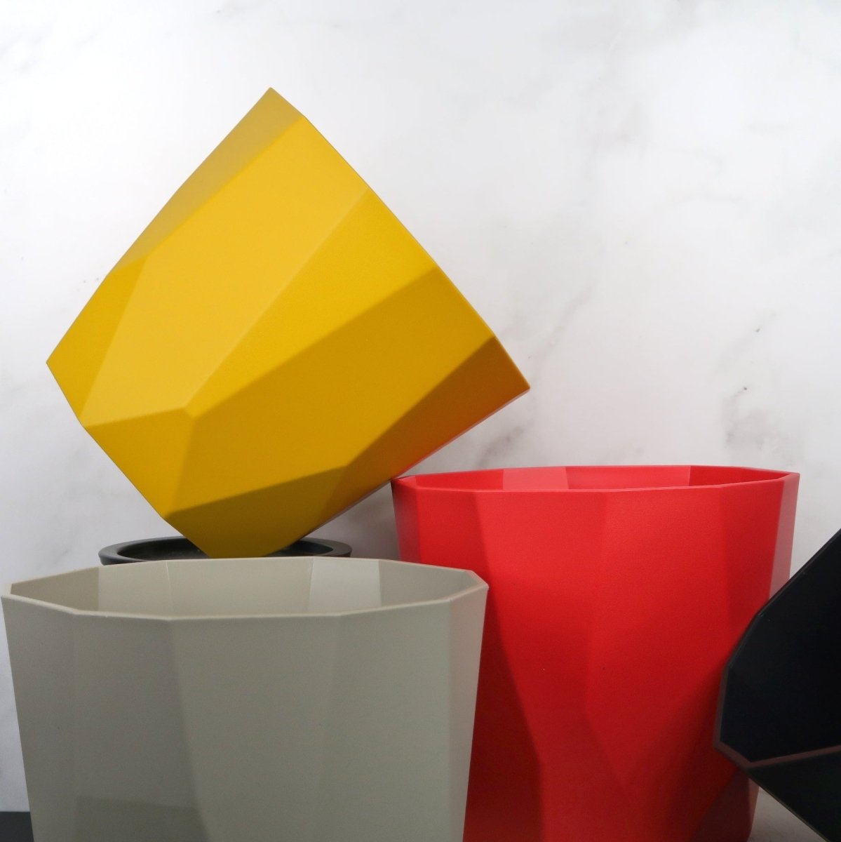 Elho b.for rock – geometrischer Übertopf in Gelb