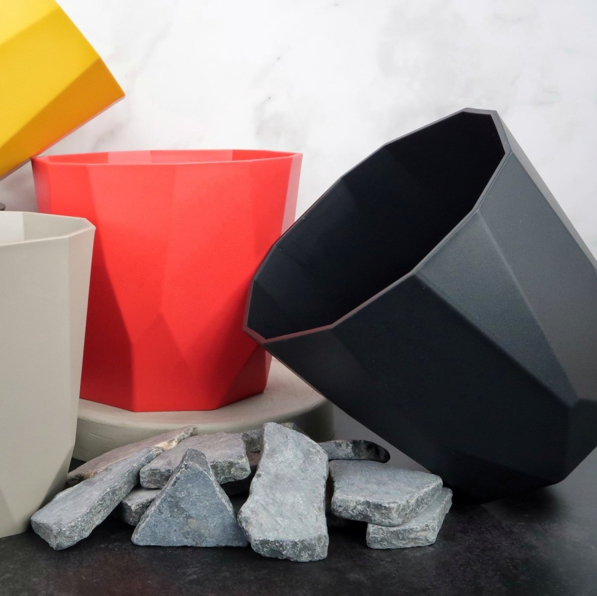 Elho b.for rock – geometrischer Übertopf in Schwarz