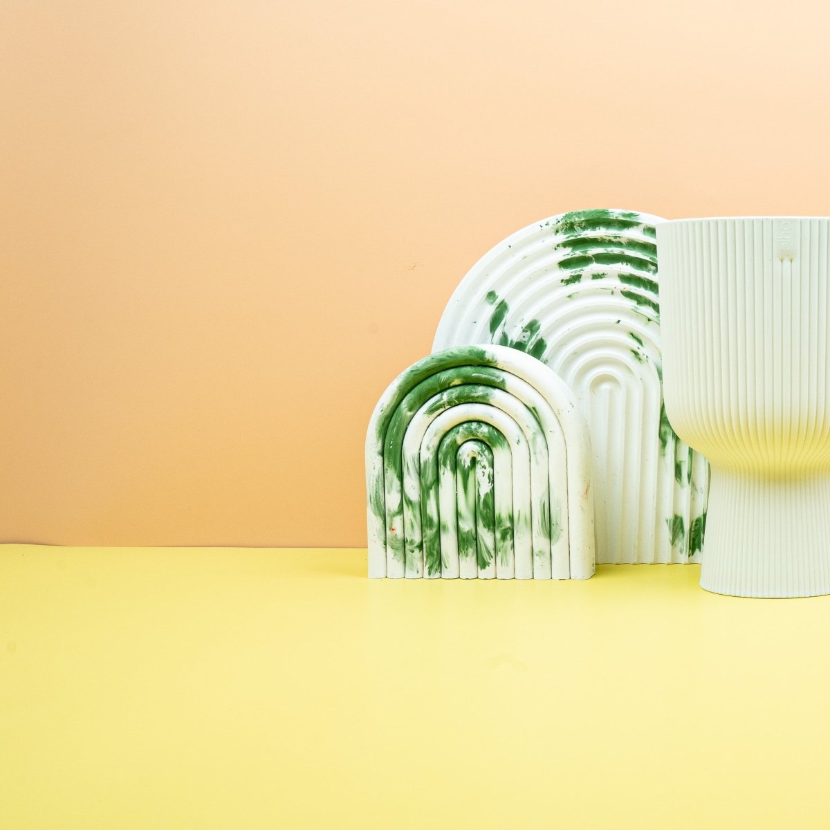 Weißer Elho Übertopf aus 100 % Recycling-Kunststoff