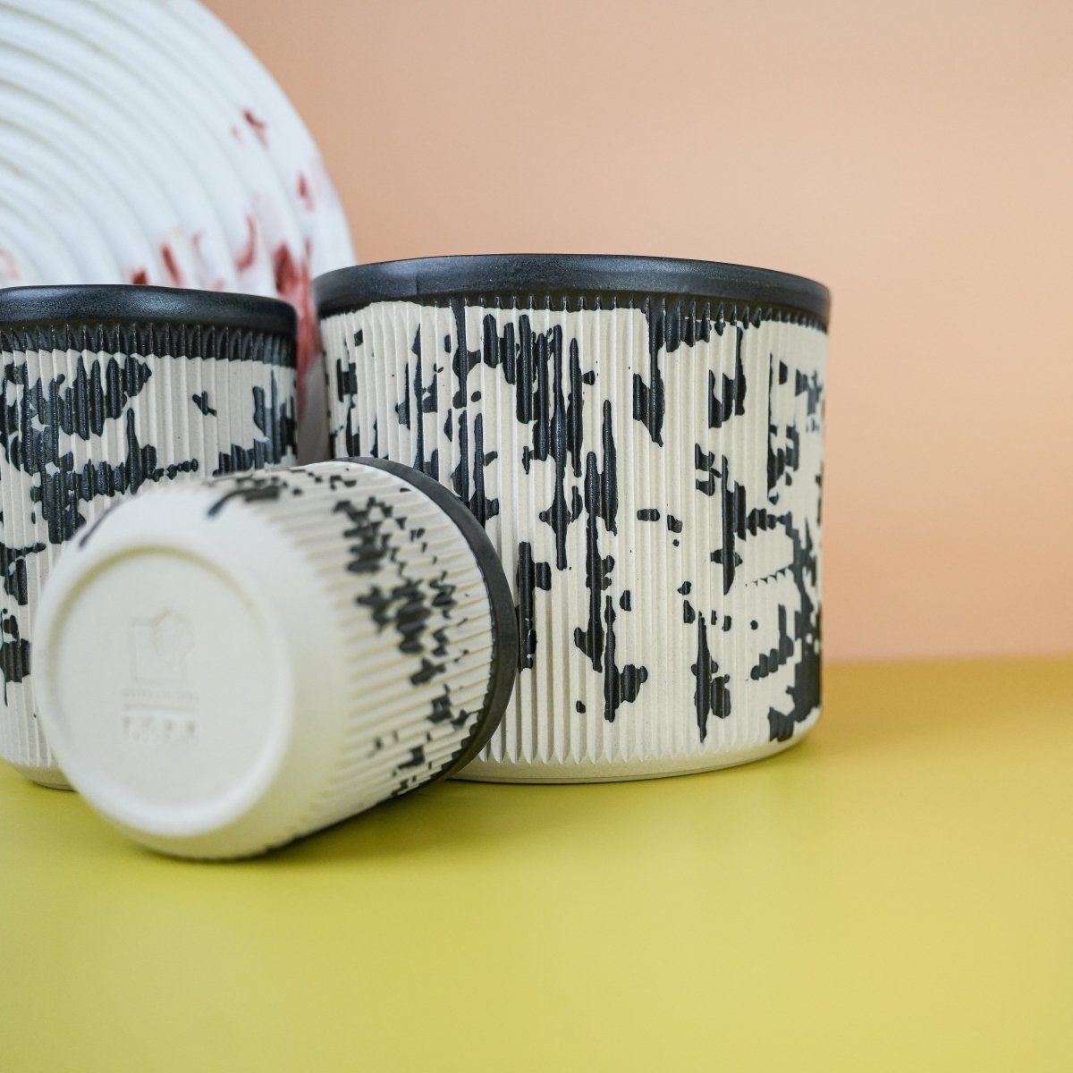 Übertopf KYOTO aus der Róg-Serie mit schwarzer Sprenkelung