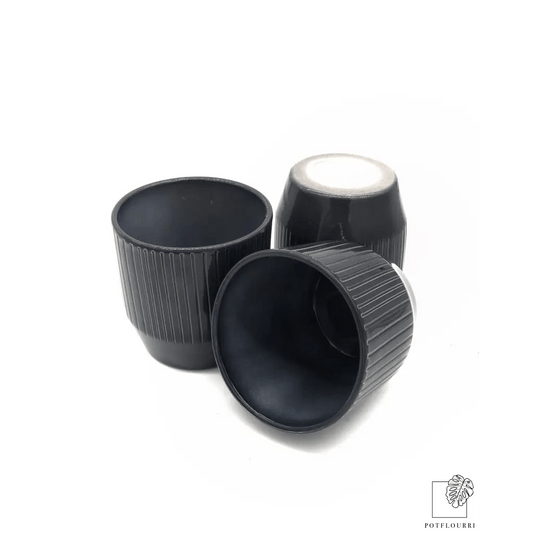 Steingut-Übertopf REYKHOLT in Anthrazit, 12 cm – potflourri